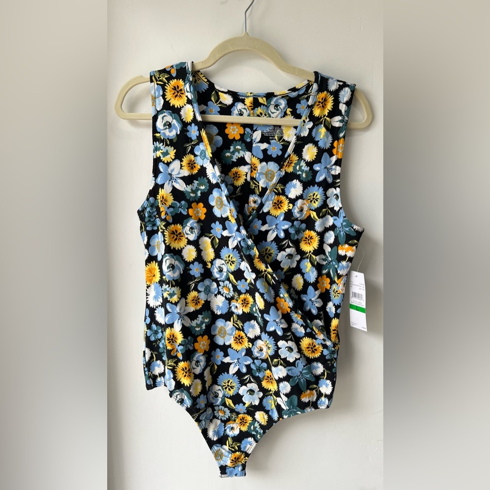 BY DESIGN Women Bodysuit V Neck Color Floral Size L Snap closure New with Tag